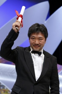 El director japonés Hirokazu Kore-Eda celebra el premio del Jurado por "Like Father, Like Son"